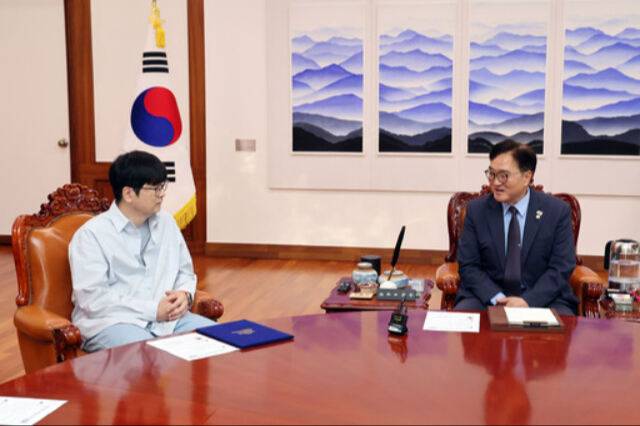 우원식 국회의장(오른쪽)이 지난 12일 국회에서 탁현민 전 청와대 의전비서관을 국회의장 행사기획자문관으로 위촉한 뒤 환담하고 있다. 국회의장실 제공