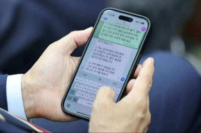 김민석 국무총리 후보자가 지난 13일 국회에서 열린 더불어민주당 원내대표 선출 의원총회에 참석해 최근 의혹 관련 글을 작성하고 있다. 뉴시스