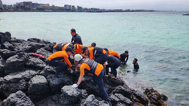 제주 소방 구조대가 14일 함덕해수욕장에서 바다에 빠진 중학생 A군을 구조하고 있다. 제주소방안전본부 제공