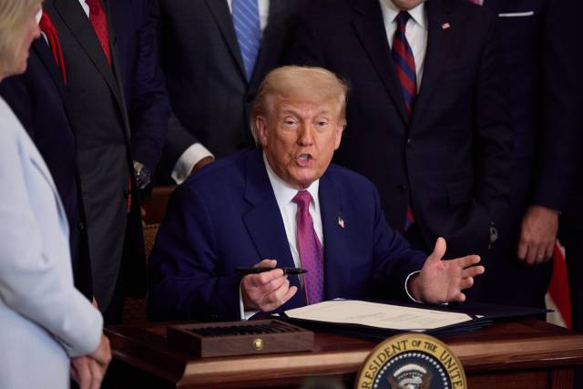 도널드 트럼프 미국 대통령이 12일(현지 시간) 워싱턴DC 백악관 이스트룸에서 법안에 서명 중 발언하고 있다. EPA연합뉴스