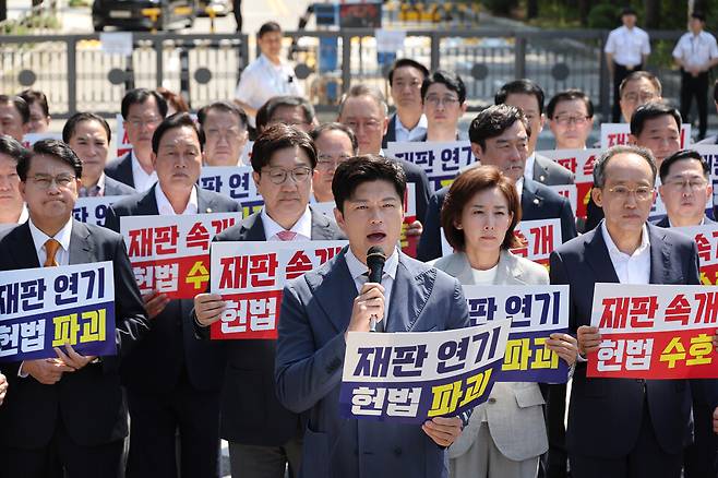 김용태 국민의힘 비상대책위원장이 지난 11일 이재명 대통령의 공직선거법 위반 사건의 파기환송심을 사실상 무기한 연기한 서울고등법원 앞에서 열린 현장 의원총회에 참석해 발언하고 있다. ⓒ연합뉴스
