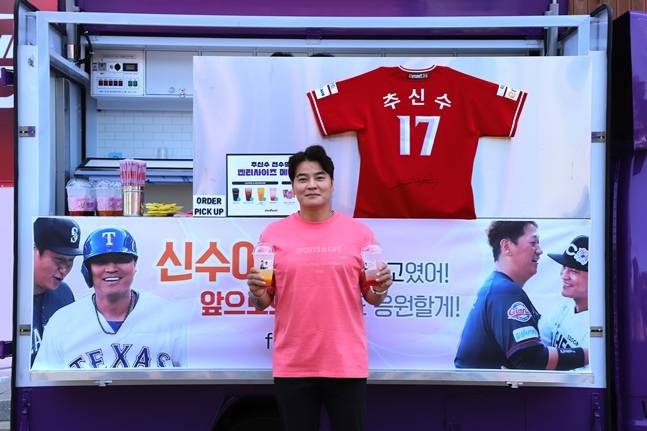 추신수가 이대호가 보낸 커피차 앞에서 사진을 찍고 있다. /사진=SSG 랜더스