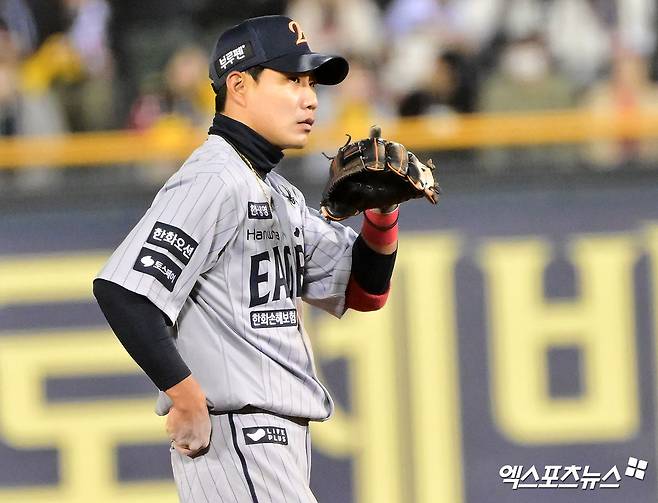 25일 오후 서울 송파구 잠실야구장에서 열린 '2025 신한 SOL Bank KBO리그' 한화 이글스와 LG 트윈스의 경기, 4회말 무사 2루 한화 심우준이 LG 오스틴의 타구를 처리하고 있다. 엑스포츠뉴스DB