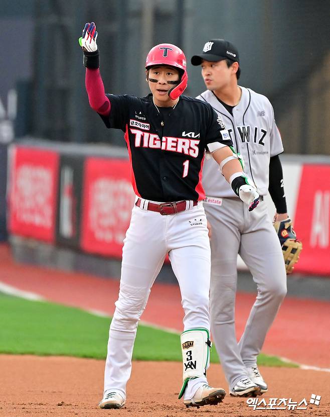 22일 오후 수원KT위즈파크에서 열린 '2025 신한 SOL Bank KBO리그' KIA 타이거즈와 KT 위즈의 경기, 1회초 KIA 박찬호가 우전안타를 날린 후 기뻐하고 있다. 엑스포츠뉴스 DB