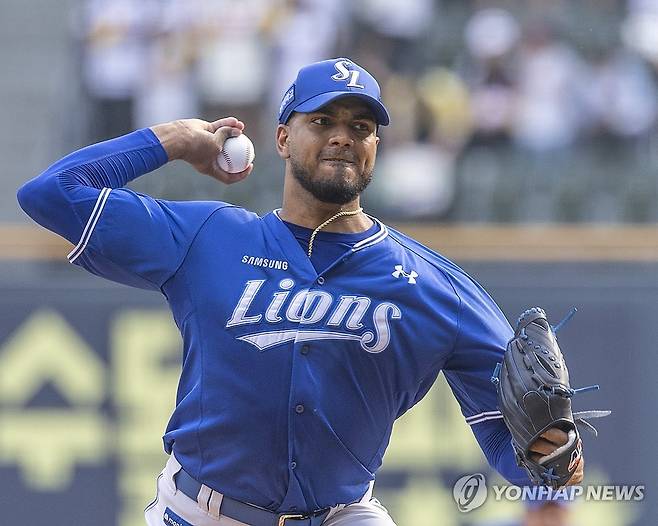 역투하는 삼성 선발 레예스 (서울=연합뉴스) 황광모 기자 = 1일 서울 송파구 잠실야구장에서 열린 프로야구 2025 신한 SOL 뱅크 KBO리그 삼성라이온즈와 LG 트윈스의 경기.
삼성 선발 레예스가 1회말 역투하고 있다. 2025.6.1 hkmpooh@yna.co.kr