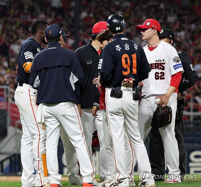 플로리얼 위로하는 정해영 (광주=연합뉴스) 조남수 기자 = 8일 광주기아챔피언스필드에서 열린 프로야구 한화 이글스와 KIA 타이거즈의 경기. KIA 정해영(오른쪽)이 연장 10회초 한화 플로리얼을 위로하고 있다. 2025.6.8 iso64@yna.co.kr