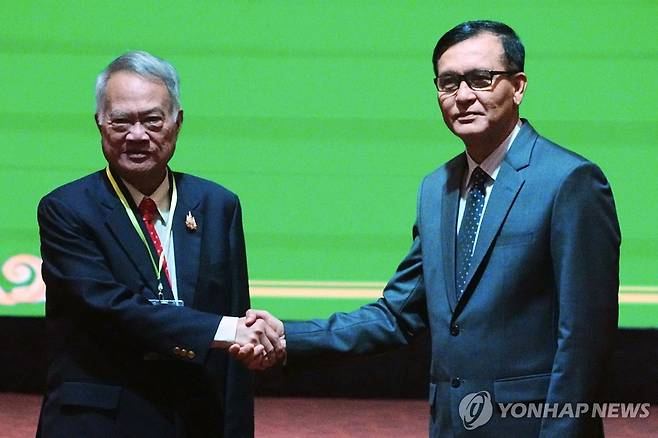 태국 캄보디아 국경 회담 (프놈펜 AP=연합뉴스) 캄보디아 국경사무국 담당 장관 람 체아(오른쪽)와 태국 외교부 국경사무국 고문 프라사스 프라사스비니차이가 14일 캄보디아 프놈펜에서 공동경계위원회(JBC)에 앞서 악수하고 있다. 2025.6.14. photo@yna.co.kr