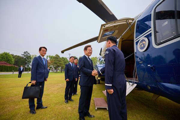 대통령실은 이재명 대통령이 13일 서울 용산 대통령실 청사에서 전용 헬기에 탑승하며 승무원과 인사하는 모습을 14일 SNS를 통해 공개했다. 2025.6.14 /이재명 대통령 SNS