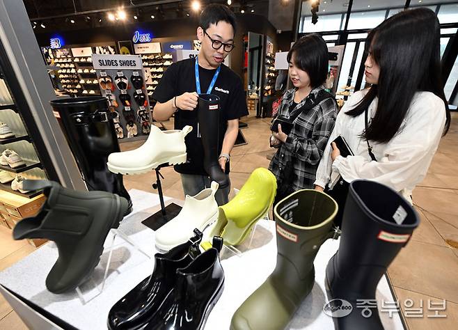 수원시 AK&몰 신발매장을 찾은 시민들이 레인부츠를 구매하고 있다. 중부포토DB