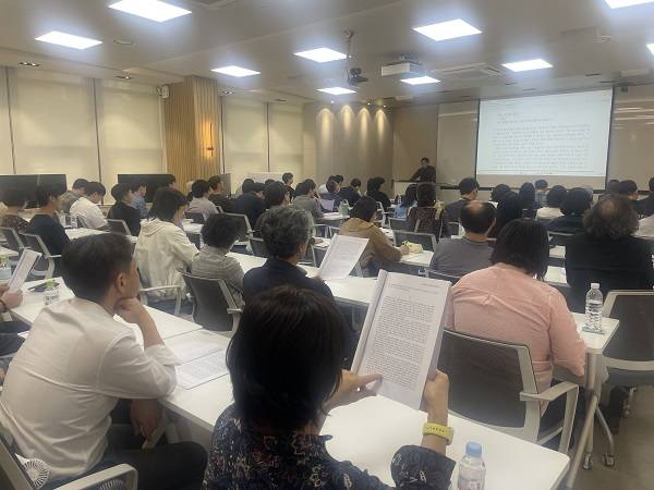 지난 5일 부산대학교 철학과에서 열린 문성원 교수 콜로퀴엄을 듣고 있는 참석자들.
