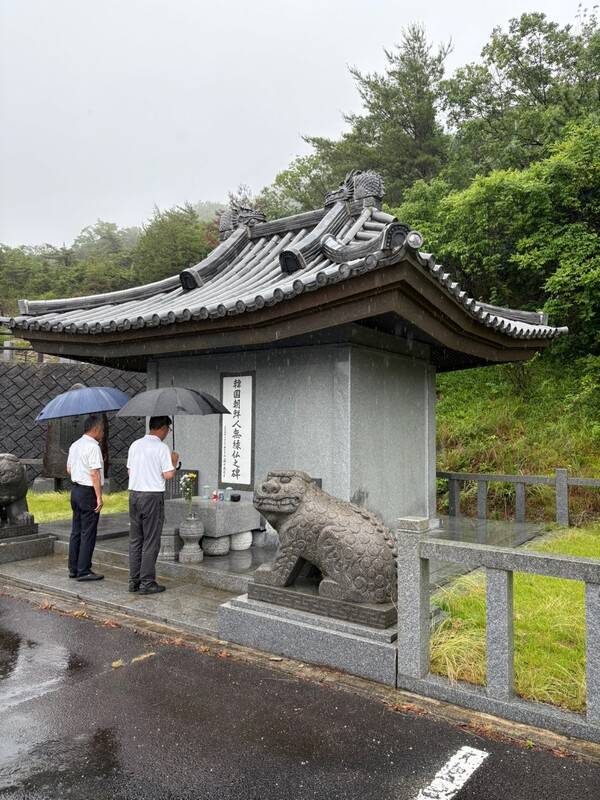 아이오이평화기념비를지키는모임 신휘호 회장과 송점룡 부회장이 일본 효고현 아이오이시에 있는 한국·조선인 무연고자 위령비를 참배하고 있다. /서동진 기자
