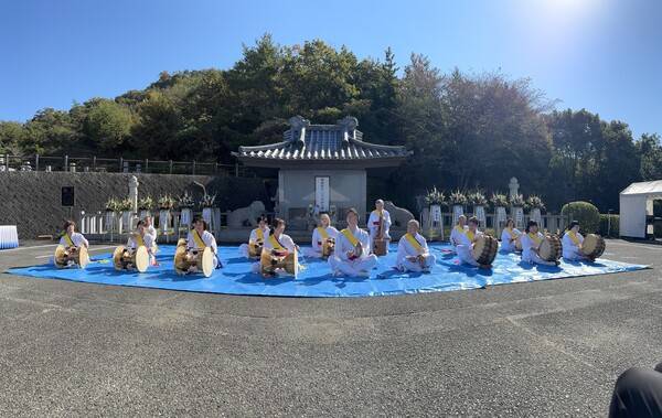 지난해 11월 일본 효고현 아이오이시에 있는 한국·조선인 무연고자 위령비 앞에서 재일 동포와 일본인으로 구성된 히메지로온 소속 사물놀이 동아리 '우리가락'이 추모 공연을 하고 있다. /아이오이평화기념비를지키는모임