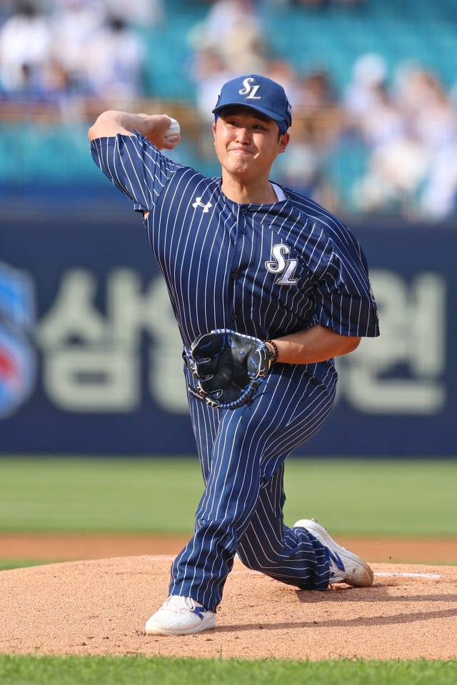 삼성 라이온즈의 최원태가 15일 대구에서 열린 KT 위즈와의 경기에 선발 등판해 투구하고 있다. 삼성 제공