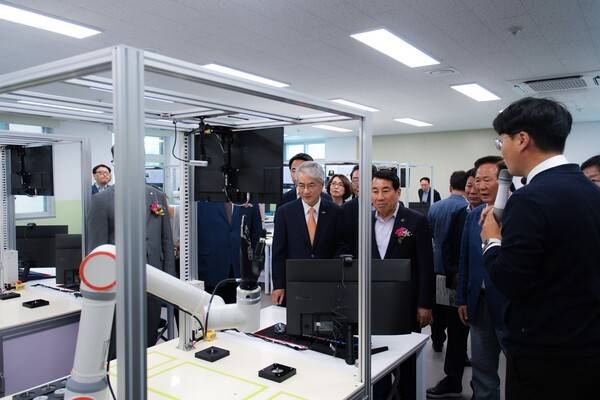 양산인공지능고등학교가 지난 12일 개교 기념식을 개최했다. 사진은 박종훈 교육감이 학교시설을 둘러보고 있는 모습.