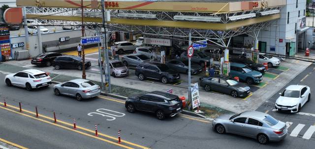 이스라엘의 이란 공습에 국제유가가 10% 급등한 가운데 15일 창원의 한 주유소에서 차량들이 주유를 하기 위해 줄지어 기다리고 있다. 경남 지역 주유소 휘발유 평균 판매가격은 1617.29원을 기록 중이다./김승권 기자/