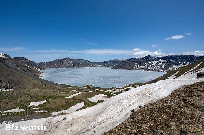 12일 오전 중국 지린성 연변 조선족 자치주 백두산 서파에서 천지가 관찰되고 있다./사진=이명근 기자 qwe123@