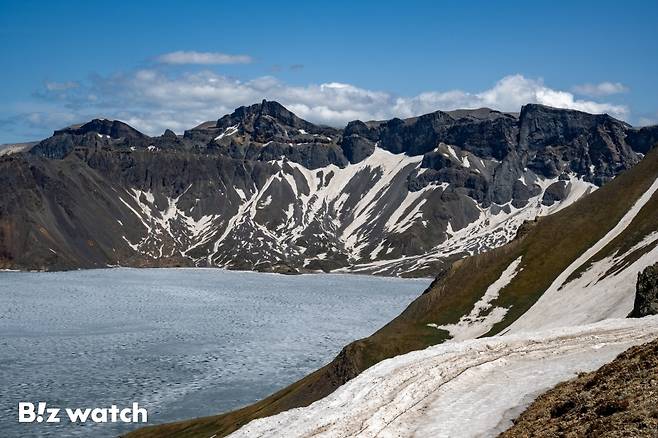 12일 오전 중국 지린성 연변 조선족 자치주 백두산 서파에서 천지가 관찰되고 있다./사진=이명근 기자 qwe123@