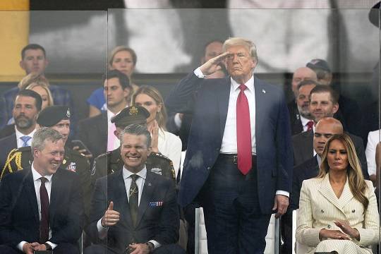 도널드 트럼프 미국 대통령이 14일(현지 시간) 워싱턴에서 열린 육군 창설 250주년 기념 군사 열병식에 참석해 거수경례를 하고 있다. (사진/뉴시스)