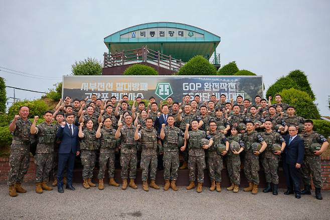 이재명 대통령이 지난 13일 경기도 연천군 육군 25사단 비룡전망대를 방문해 장병들을 격려하고 기념촬영 하고 있다. (사진=연합뉴스)