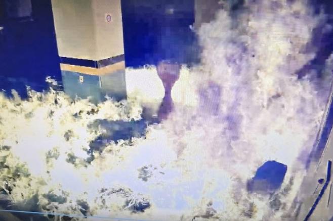 방화 당시의 모습이 담긴 CCTV 영상. (사진=연합뉴스)