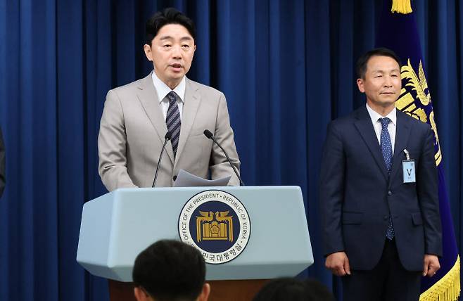 강훈식 대통령비서실장이 15일 서울 용산 대통령실에서 김현종(오른쪽) 국가안보실 1차장 인선을 발표하고 있다. (사진=연합뉴스)