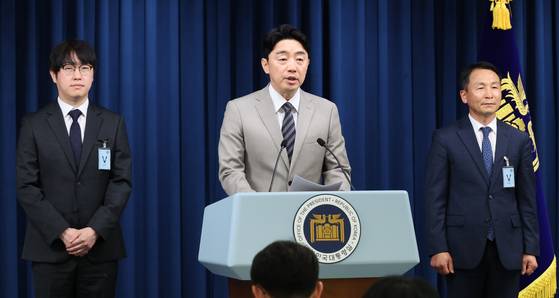 강훈식 대통령비서실장이 15일 서울 용산 대통령실에서 인선 발표를 하고 있다. 왼쪽부터 하정우 AI미래기획수석, 강 비서실장, 김현종 국가안보실 1차장. 〈사진=연합뉴스〉