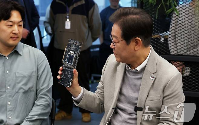 이재명 더불어민주당 대선 예비후보가 14일 서울 강남구 퓨리오사AI를 찾아 퓨리오사AI NPU를 살펴보고 있다. 2025.4.14/뉴스1 ⓒ News1 국회사진취재단
