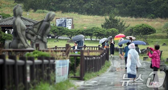 12일 오후 제주 서귀포시 안덕면 송악산 인근에 올해 첫 장맛비가 내리고 있다.2025.6.12/뉴스1 ⓒ News1 고동명 기자