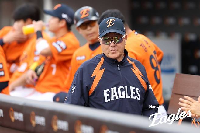 김경문 감독이 그라운드를 바라보고 있다. 사진 | 한화 이글스