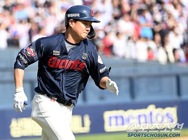 26일 잠실야구장에서 열린 롯데와 두산의 경기, 7회초 롯데 손호영이 2루타를 치고 질주하고 있다. 잠실=허상욱 기자wook@sportschosun.com/2025.04.26/