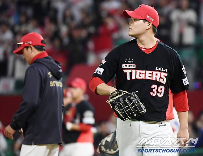 11일 인천 SSG랜더스필드에서 열린 KIA-SSG의 더블헤더 2차전. 6회말 1사 만루에 등판한 최지민이 연속 볼넷으로 2실점한 후 강판되고 있다. 인천=정재근 기자 cjg@sportschosun.com/2025.5.11/