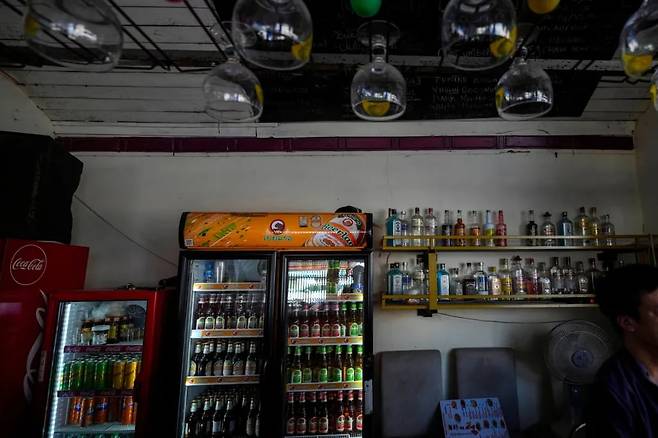 메탄올이 섞인 불법 술을 마신 뒤 사망한 관광객이 머물렀던 라오스 방비엥 마을의 한 호스텔 모습./AP통신