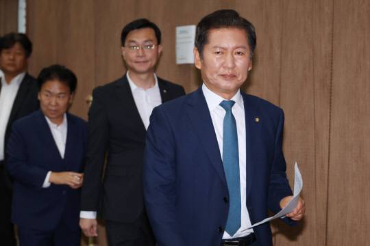 정청래 더불어민주당 의원이 15일 오후 국회 소통관에서 당대표 선거 출마 의사를 밝히기 위해 기자회견장으로 들어서고 있다. 같은 당 장경태·문정복 의원 등이 배석하기 위해 함께 입장하고 있다.<연합뉴스 사진>