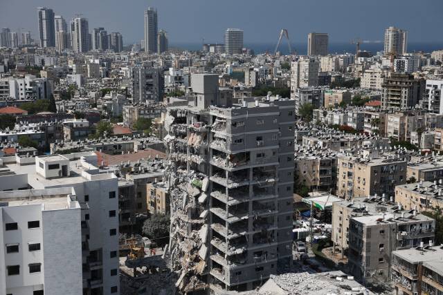 15일(현지시간) 이란의 마사일 공격으로 파괴된 이스라엘 해안 도시 바트 얌의 주거용 빌딩. EPA 연합뉴스