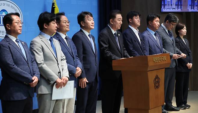 더불어민주당 김병기 신임 원내대표가 15일 서울 여의도 국회 소통관에서 원내대표단 인선을 발표하고 있다. 왼쪽부터 문금주 대변인, 김현정 대변인, 허영 정책수석, 문진석 운영수석, 김병기 원내대표, 박상혁 소통수석, 이기헌 비서실장, 김남근 민생부대표, 백승아 대변인. 연합뉴스