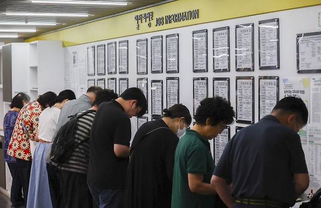 서울 마포구 서부고용복지플러스센터 일자리 게시판 앞에서 구직자들이 이력서를 작성하고 있다. 사진=뉴시스