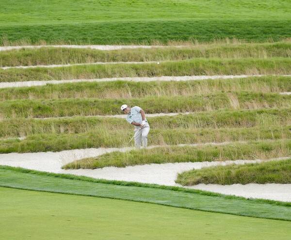 USGA가 주관하는 2025년 미국프로골프(PGA) 투어 메이저 대회 US오픈에 출전한 김시우 프로가 3라운드 3번홀 벙커에서 샷을 하는 모습이다. 사진제공=USGA/Jeff Haynes