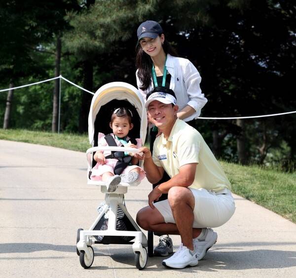 2025년 한국프로골프(KPGA) 투어 하나은행 인비테이셔널에서 가족과 함께 있는 맹동섭 프로. 사진제공=KPGA