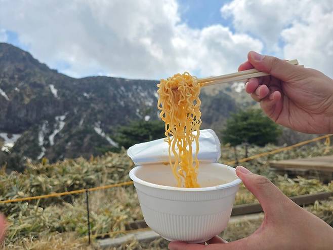 관음사 탐방로 하산길에 먹은 라면. 박준형 제공