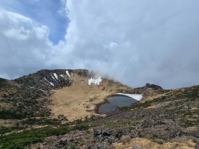 비가 온 뒤 모습을 드러낸 한라산 백록담. 하트 모양이다. 박준형 제공