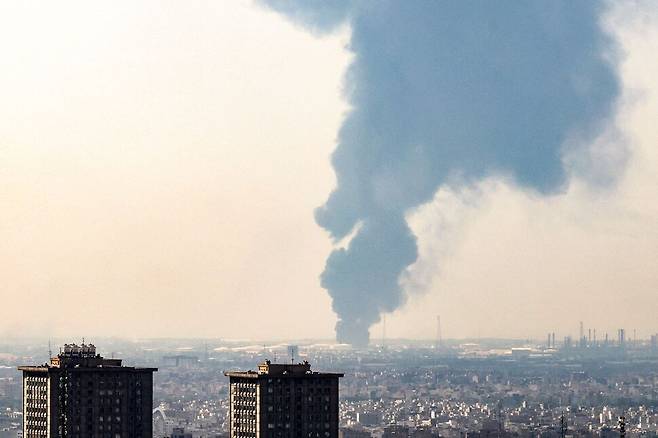 15일 이란 수도 테헤란 남부 정유시설에서 이스라엘군 공습 뒤 검은 연기가 치솟고 있다. AFP 연합뉴스