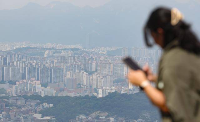 지난 10일 서울 남산에서 바라본 성북구, 노원구 일대 아파트 단지 모습. 연합뉴스