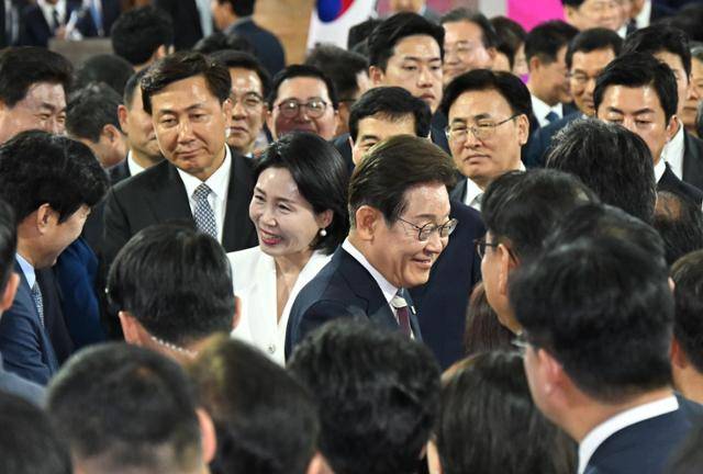 이재명 대통령과 부인 김혜경 여사가 4일 서울 여의도 국회 로텐더홀에서 열린 제21대 대통령 취임선서를 마친 뒤 참석자들과 인사하고 있다.뉴시스