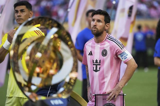 <yonhap photo-3667=""> Inter Miami's Lionel Messi, right, and goalkeeper Oscar Ustari stand next to the trophy prior to the Club World Cup group A soccer match between Al Ahly and Inter Miami in Miami, Fla., Saturday, June 14, 2025. (AP Photo/Rebecca Blackwell)/2025-06-15 10:23:20/ <저작권자 ⓒ 1980-2025 ㈜연합뉴스. 무단 전재 재배포 금지, AI 학습 및 활용 금지></yonhap>
