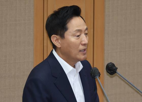 오세훈 서울시장이 11일 서울 중구 서울시의회에서 열린 제331회 정례회 시정질문에 참석해 토지거래허가제와 관련한 질문에 답하고 있다. 연합뉴스