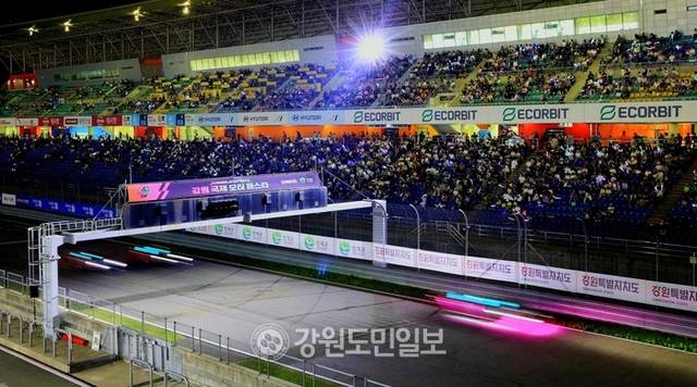 ▲ 지난 14일 밤 인제군 기린면 인제스피디움에서 강원국제모터페스타 ‘2025 오네 슈퍼레이스 챔피언십’ 토요타 가주 레이싱 6000 클래스 ‘나이트 레이스’가 열렸다. 2025 오네 슈퍼레이스 챔피언십에서 금호 SLM의 이창욱은 압도적인 페이스를 선보이며 썸머 시즌 첫 우승 트로피를 들어올렸다.