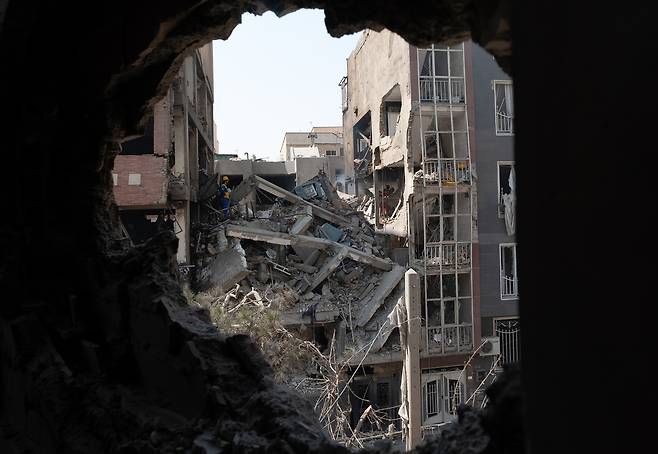 이스라엘의 공격으로 14일(현지시간) 이란 테헤란의 건물들이 무너지고 부서져 있다. UPI연합뉴스