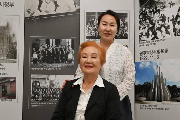 심옥주 (사)한국여성독립운동연구원장이 26일 서울 여의도 광복회관에서 제인윤 재단 윤행자 이사장과 포즈를 취했다. 윤 이사장은 윤광빈 애국지사의 딸이다. 김정록 기자