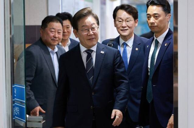 이재명 대통령이 13일 경기도 파주시 장단면 행정복지센터에서 열린 접경지 주민 간담회에 입장하고 있다. 연합뉴스