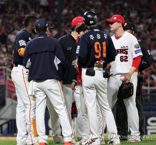 플로리얼 위로하는 정해영 / 사진=연합뉴스